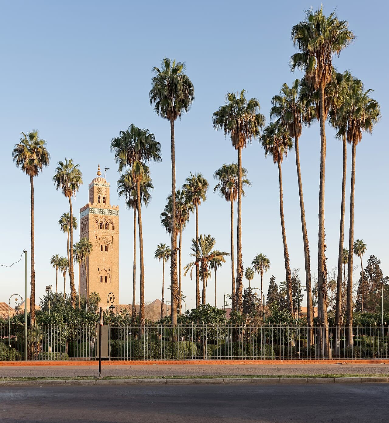 Das Koutoubia-Minarett über Marrakesch aufragend