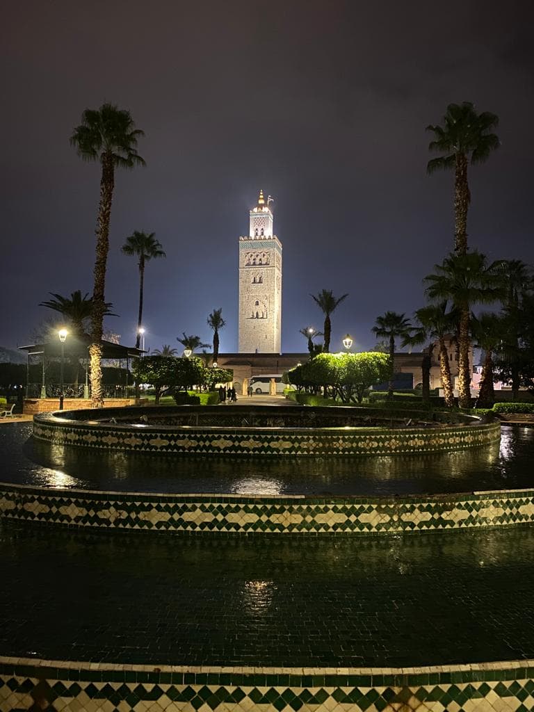 Koutoubia-Minarett bei Nacht beleuchtet