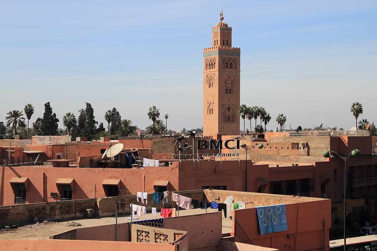 Koutoubia-Minarett von den Dächern Marrakeschs aus gesehen