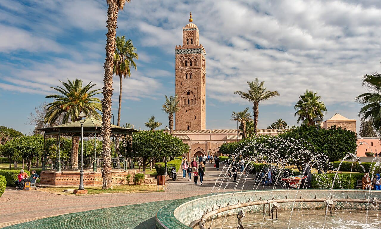 Koutoubia-Moschee mit Palmen im Vordergrund