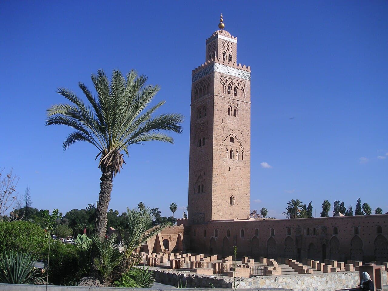 Koutoubia-Moschee und Gärten bei Tageslicht